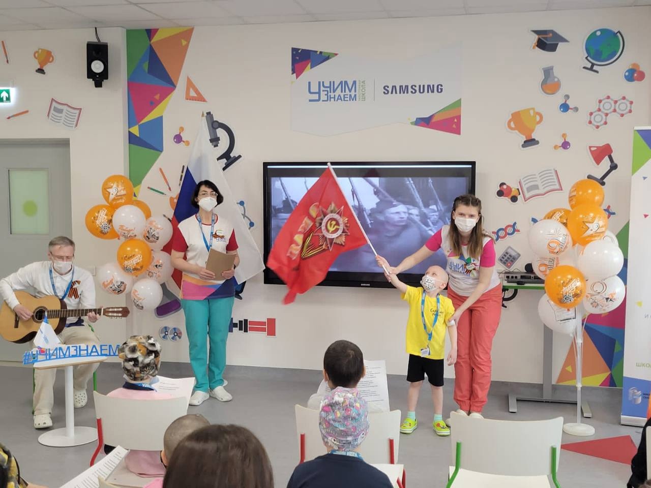 Ученики московских госпитальных школ вспоминали песни военных лет и рассказывали стихи на мероприятии «Песня помогает побеждать»