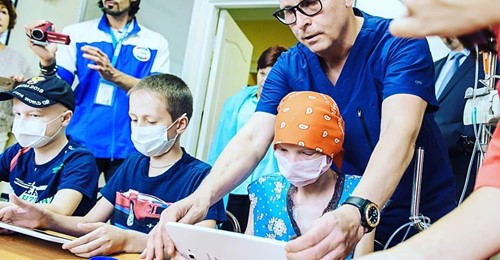 Руководитель проекта "УчимЗнаем" Сергей Шариков - о том, для чего нужно образование детям в больнице и в хосписе, об особенностях работы в госпитальной школе и о личном опыте столкновения с тяжелой болезнью