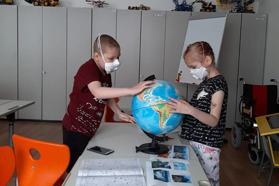 Рассматривая глобус ребята из школы «УчимЗнаем»продолжают своё путешествие по материкам