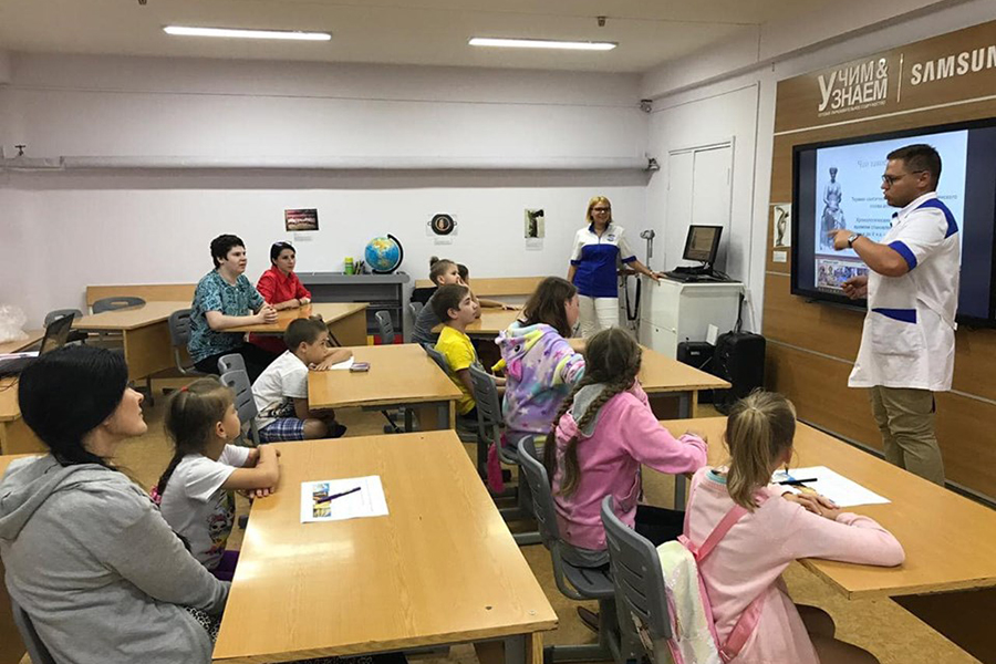 Учебный год ещё не начался, а в школе «УчимЗнаем» Российской детской клинической больницы уже кипит работа